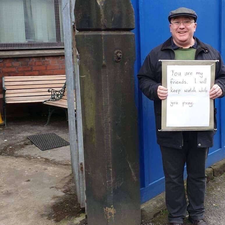 Британец Эндрю Грейстоун вышел поддержать мусульман в Манчестере с плакатом "Вы мои друзья. Я посторожу вас, пока вы молитесь" после теракта в Новой Зеландии. Фото ZIA Salik
