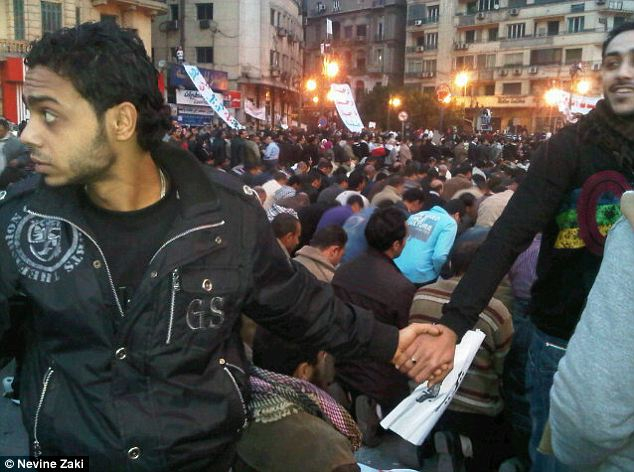 В Каире христиане-копты охраняют мусульман во время молитвы. Фото  Nevin Zaki.