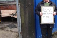 Британец Эндрю Грейстоун вышел поддержать мусульман в Манчестере с плакатом "Вы мои друзья. Я посторожу вас, пока вы молитесь" после теракта в Новой Зеландии. Фото ZIA Salik