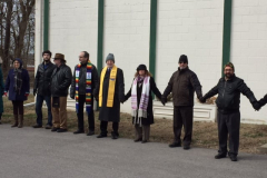 В США,  в городе Луисвиль представители христианской, иудейской общин взялись за руки, чтобы поддержать посетителей местного мусульманского центра. Фото Lee Chottiner