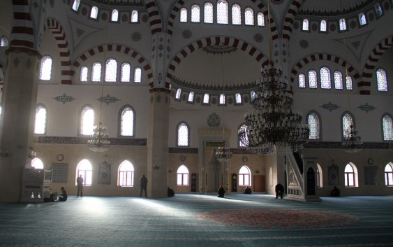 Мечеть Абдулкерим Сатук Багра Хана в Бишкеке. Мечеть расположена на территории Кыргызско-Турецкого университета “Манас”. Фото Алмаза Исманова