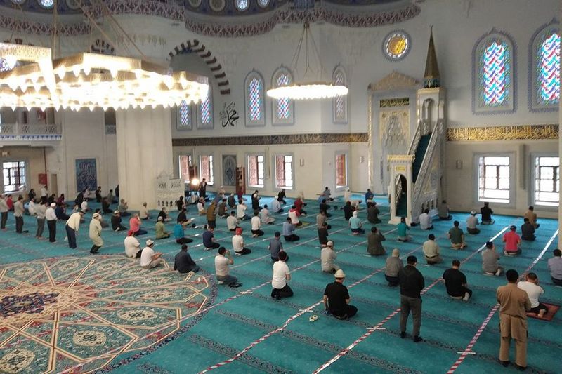 Азан в джума мечети. Джума намаз в мечети. Джума мечеть Избербаш. Джума мечеть Шарджа. Зангиота мечеть Джума намаз.